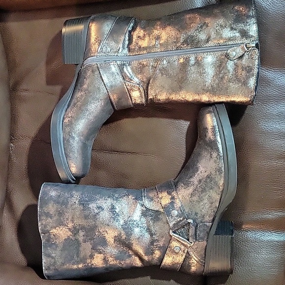 Sz7.5 Simply Vera Wang Metallic Silver & Black Boots - Picture 3 of 16